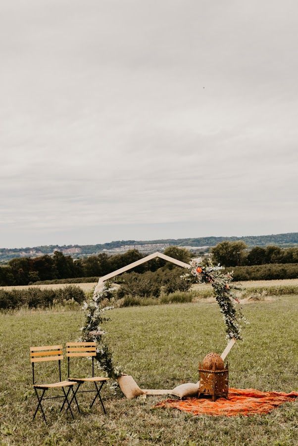 Ceremonieboog in het Limburgse landschap