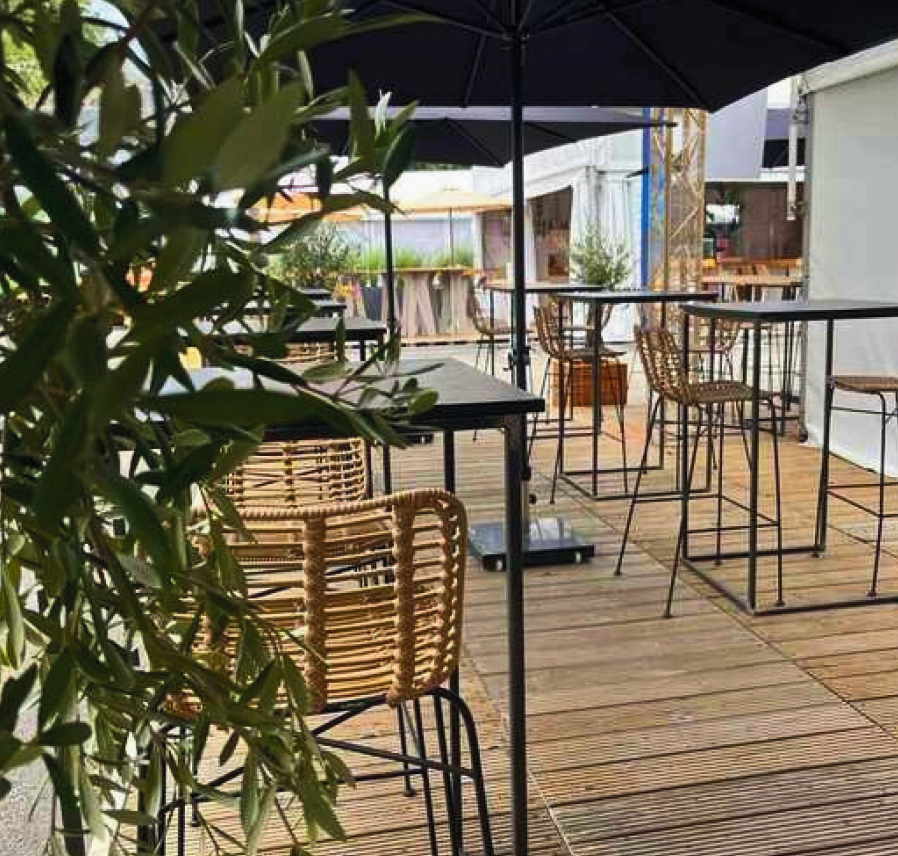 Rotan barkrukken aan hoge tafels