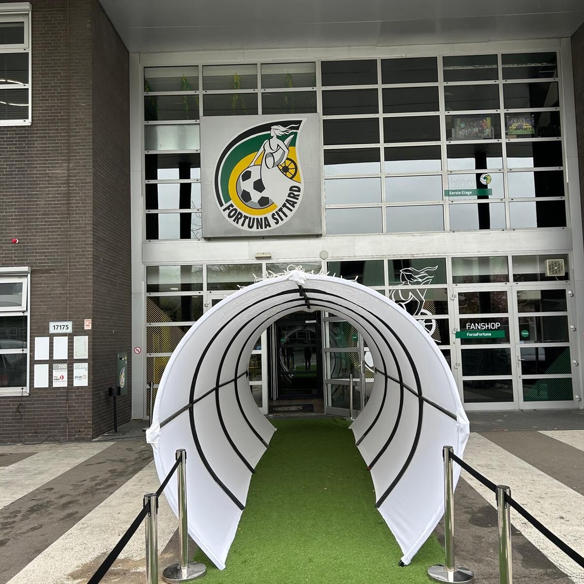 Welkomsttunnel met witte doeken en loper bij Fortuna Sittard