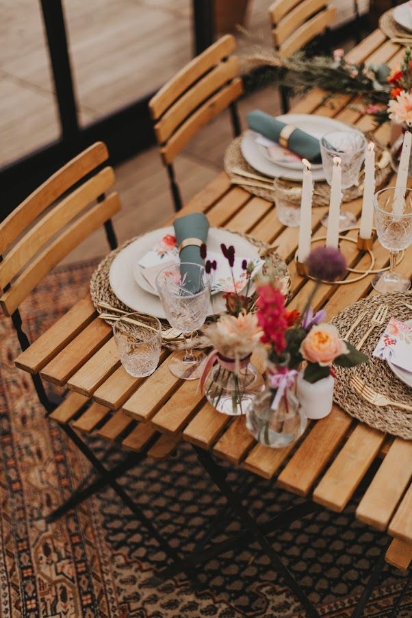 Tafelstyling met kaarsen en bloemen