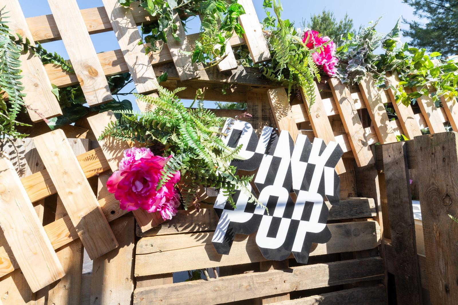 Festivalterrein met loungegebied en decoratie