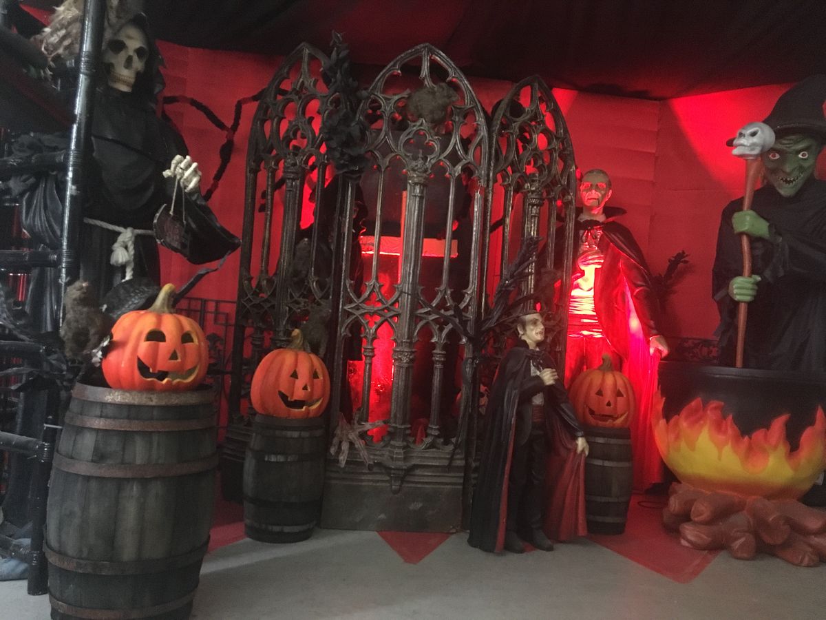 Halloween-decoratie met pompoenen, dracula, heks en griezelig kasteeldecor