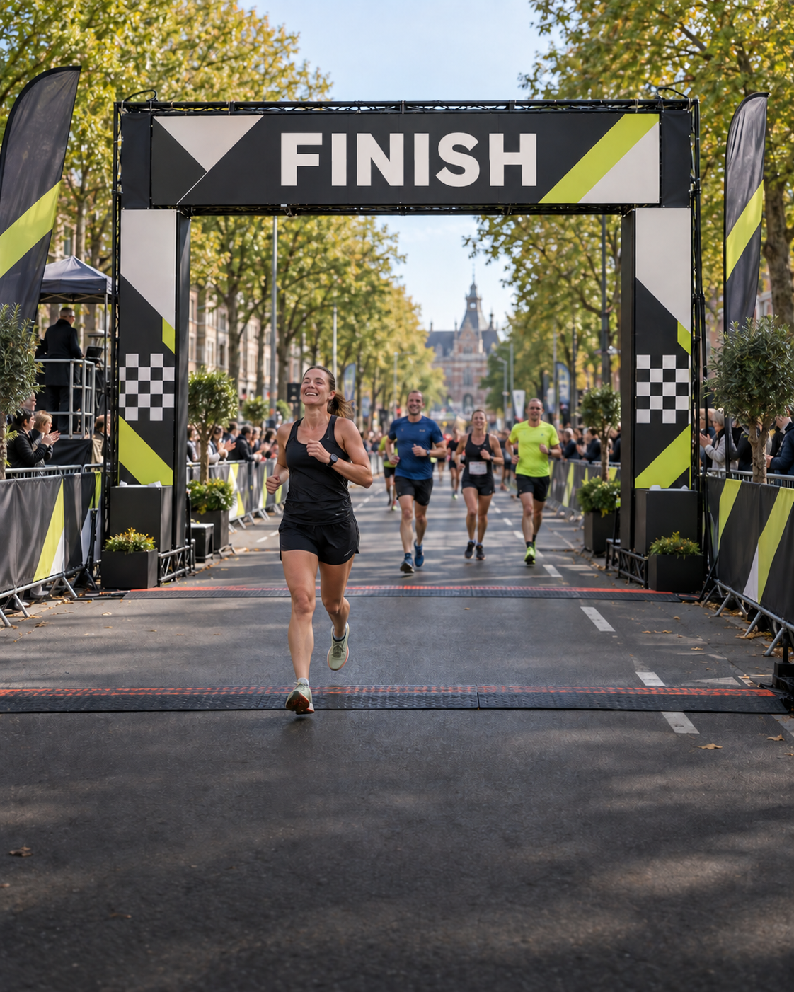 Hardloopster finisht onder een gepersonaliseerde finishpoort met wedstrijddecoratie
