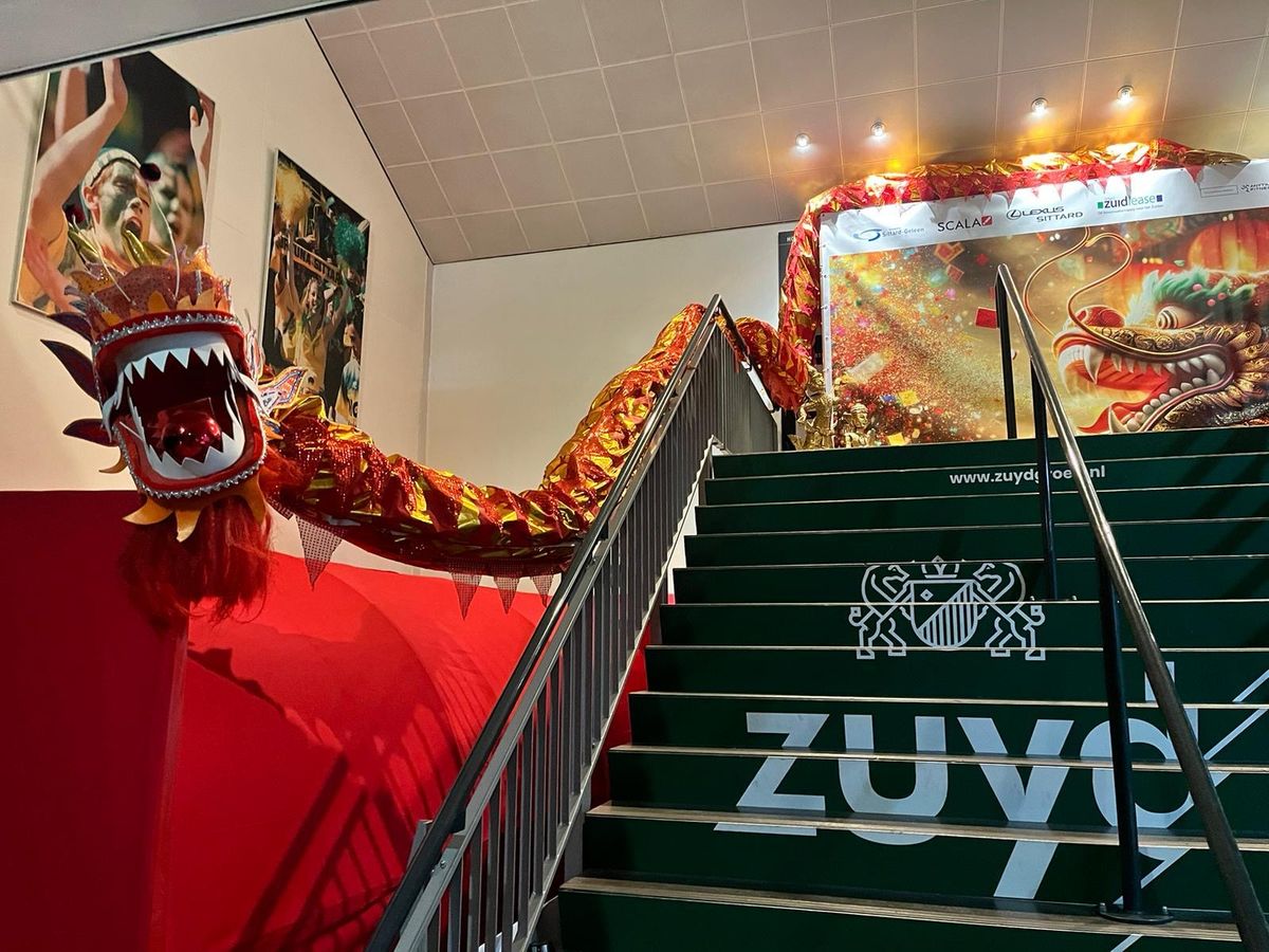 Chinese drakendecoratie langs het trappenhuis tijdens een landen- en culturenthema-event