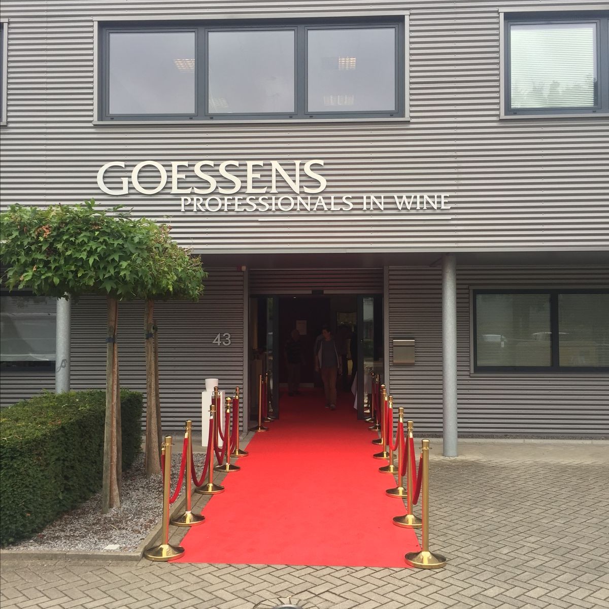 Rode loper met gouden stangsteunen bij Goessens Professionals in Wine