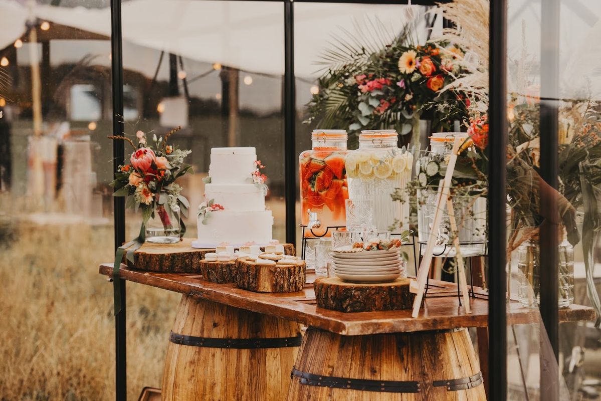 Sweet table met bruidstaart op wijnvaten