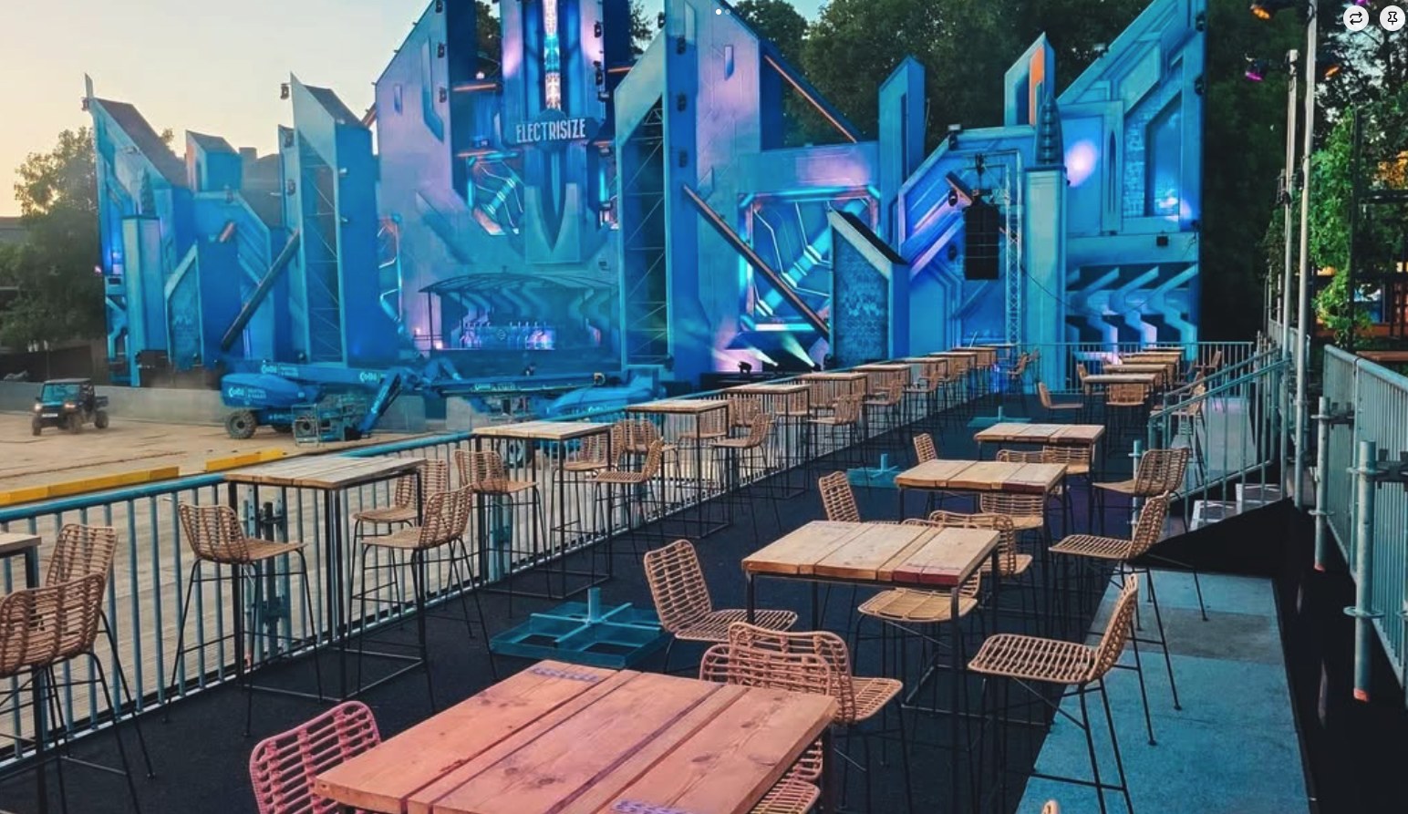 Festivalpodium met vip-terras en zitmeubelen op het terrein