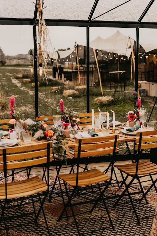 Gedekte feesttafel in de glazen orangerie