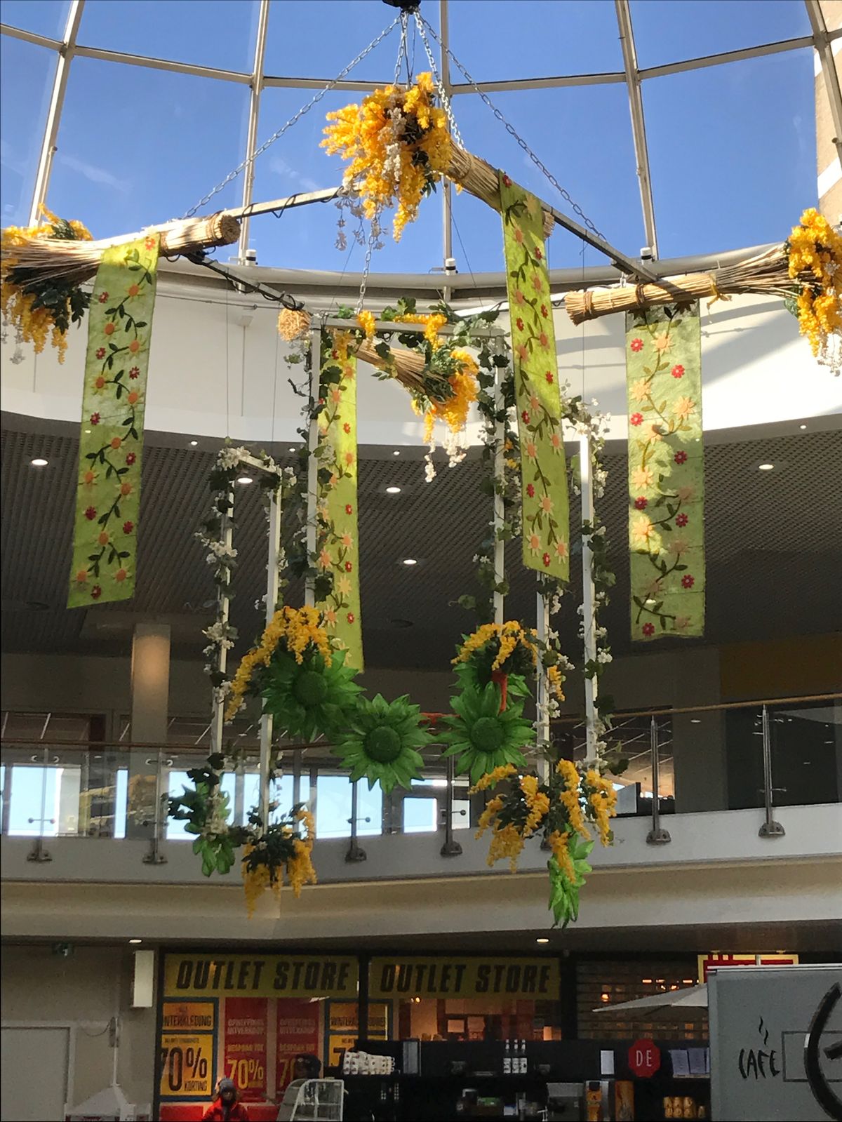 Paas- en voorjaarsdecoratie met paashaas en beschilderd ei