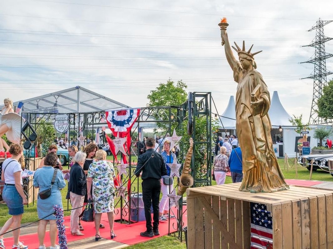 Amerikaans retro-themafeest met gouden Vrijheidsbeeld en rode loper