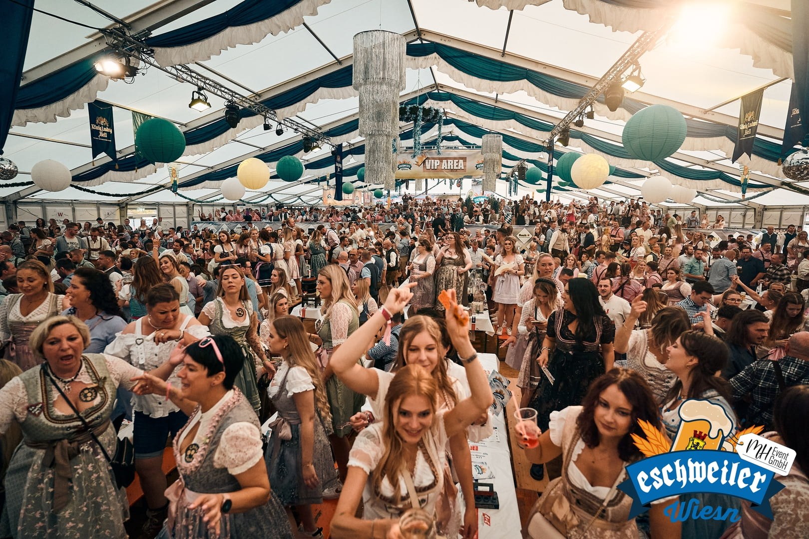 Oktoberfest-zaal met biertafels, blauw-witte decoratie en Beierse vlaggen