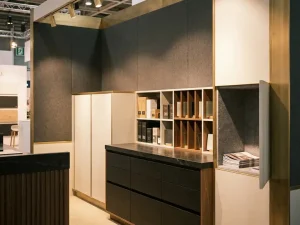 Tentoonstellingsstand met ingebouwde opbergruimte, georganiseerde displayplanken met productmonsters en een gepolijste toonbank met verborgen compartimenten.