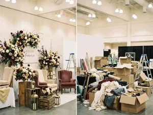 Eventstand op beurs half opgebouwd: linkerkant verzorgd met weelderige bloemen en warme gouden accessoires, rechterkant rommelig met verfrommelde stof en losse decoratie.